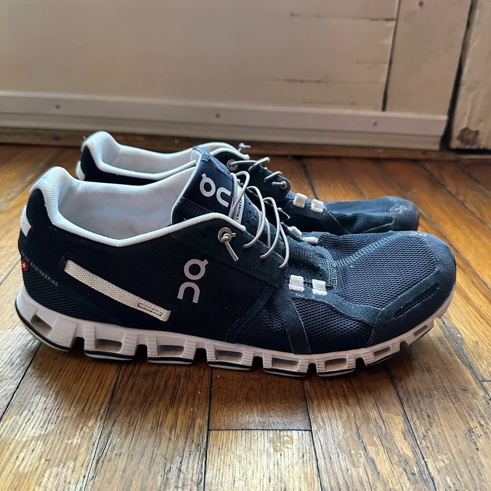 On Running White and Blue Athletic Shoes with Cushioned Sole and Modern Design.